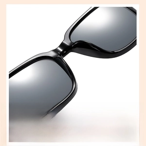Détail des plaquettes de nez intégrées sur lunettes de soleil noires tendance pour enfants