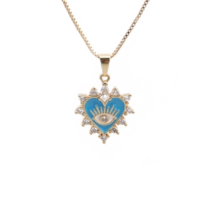 Collier cœur doré avec œil en émail bleu et cristaux étincelants sur fond blanc pur