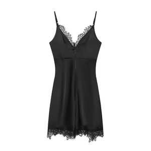 Elegantes schwarzes Satinkleid mit Spitzenbesatz und verstellbaren Trägern auf Weiß