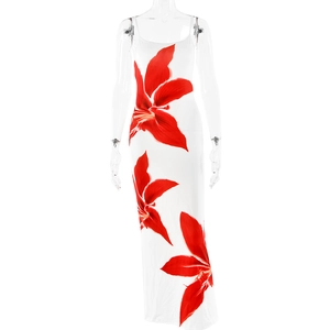 Détail d'une robe d'été blanche à imprimé floral rouge avec fines bretelles amples
