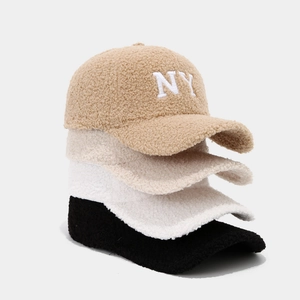 Casquettes NY en polaire sherpa en kaki, beige et noir pour la chaleur hivernale