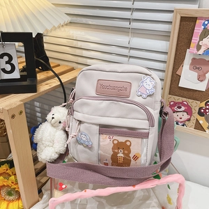 Détail du sac ours en toile avec fenêtre transparente et breloque en peluche d'ours