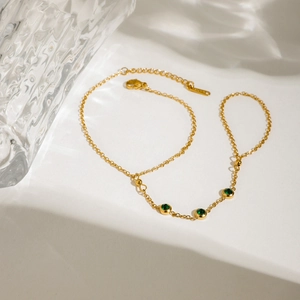 Bracelet bague en acier inoxydable doré avec trois zircons verts pour un style bohème
