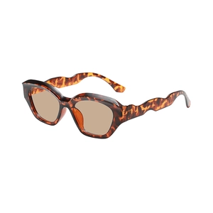 Retro polygon cat eye sunglasses with tortoiseshell frames and wavy temples