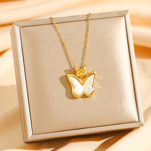 Collar con colgante de doble mariposa en acero de titanio chapado en oro de 18K con incrustación