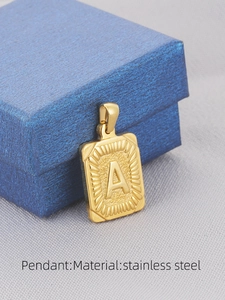 Vista de detalle del colgante rectangular de acero inoxidable dorado 18K con grabado letra A