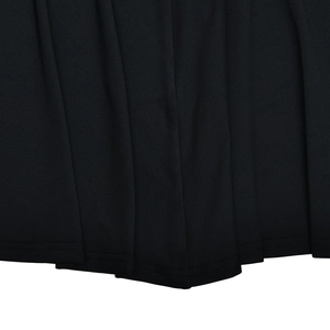 Dettaglio ravvicinato dell'orlo in rete e del tessuto a trama sul vestito nero elegante
