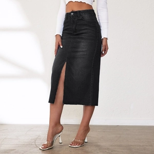 Detail van zwarte denim midi-rok met hoge taille, voorsplit en knoopsluiting ontwerp
