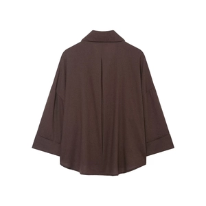 Vue arrière d'une chemise marron foncé à manches courtes montrant la texture du tissu