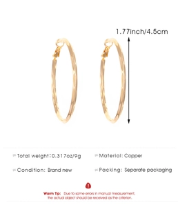 Détail de créoles dorées de 4,5cm avec texture diamantée et matériau en cuivre pur