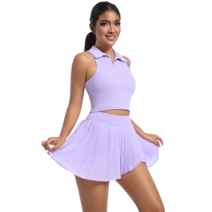 Dettaglio del crop top polo senza maniche viola chiaro e della gonna a pieghe coordinata