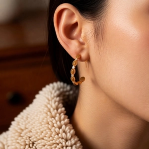 Boucles d'oreilles C dorées 18k avec pierres brunes et zircons micro-incrustés