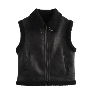 Détail du gilet noir en similicuir avec fermeture éclair et doublure en peluche