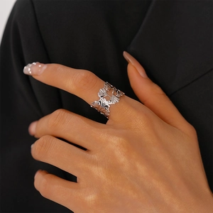 Détail de la bague feuille de ginkgo argentée avec texture métallique polie