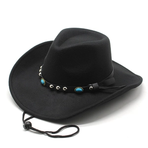Détail de chapeau de cowboy noir en laine avec pierres bleues et cordon de serrage