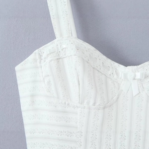 Top canotta bianco stile francese con stampa floreale, bordo in pizzo e fiocco sobrio
