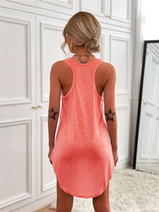 Vue détaillée du dos d'une robe débardeur orange vif avec une texture en maille flammée
