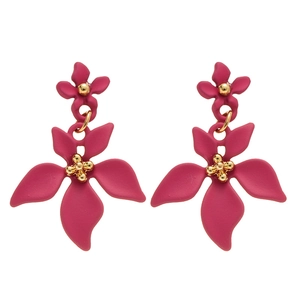 Boucles d'oreilles pétales de fleurs rouge rose à double couche avec centre doré sur blanc