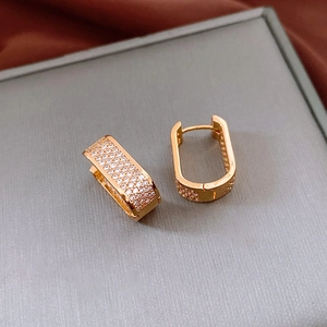 Détails macro des boucles d'oreilles U plaquées or 18k avec cristaux de zircone cubique