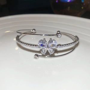 Dettaglio macro del bracciale aperto a farfalla argentato con pietre di zircone lucide