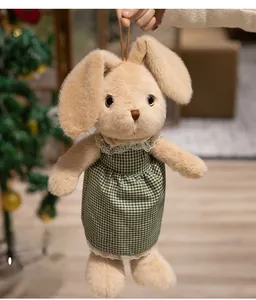 Dettaglio di un coniglio di peluche con vestito a quadri verdi e pizzo in casa calda