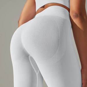 Détail du legging de yoga sans couture à taille haute montrant la maille élastique et galbante