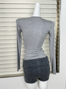 Détail de la texture en maille côtelée grise et couture arrière sur ce haut à manches