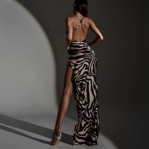Robe longue dos nu imprimé zèbre élégante avec fente haute et finition satinée