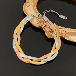 Dettaglio della catena a serpente intrecciata tricolore con incisione K18 e chiusura