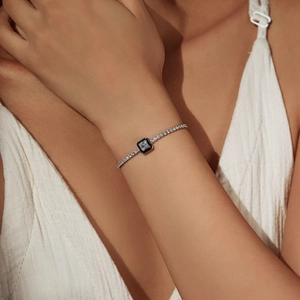 Elegante bracciale in argento S925 con smalto nero quadrato e pietra brillante incastonata