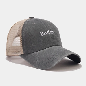 Vintage Trucker Cap in Anthrazit und Khaki mit Daddy Stickerei und Netzrücken