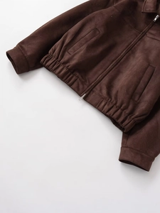 Nahaufnahme der dunkelbraunen Wildlederoptik und Textur dieser Jacke für Damen