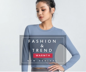 Détail d'un haut de yoga gris-bleu à manches longues avec design croisé à la taille