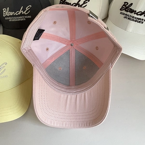 Détails de l'intérieur d'une casquette en coton à 6 panneaux avec boucle métallique ajustable