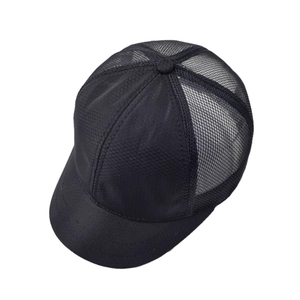Detail der atmungsaktiven schwarzen Netzhaut und des gebogenen Schirms dieser Trucker-Cap