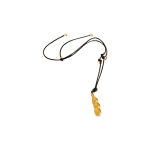 Collier minimaliste avec pendentif cacahuète dorée et élégant cordon noir pour femme