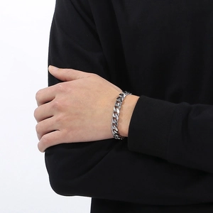 Nahaufnahme von silbernem Panzerarmband mit OT-Verschluss am Handgelenk für Unisex