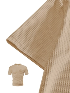 Dettaglio del tessuto waffle kaki e del taschino sul petto di una t-shirt casual da uomo