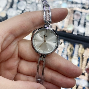 Détail de la montre bracelet argentée pour femme avec cadran rond et film protecteur