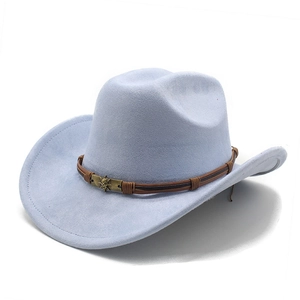 Dettaglio cappello cowboy in lana celeste con fascia intrecciata e fibbia a forma di teschio