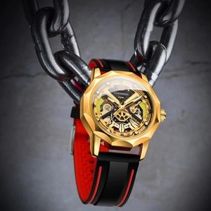 Photo de style industriel d'une montre mécanique squelette dorée suspendue à une chaîne en métal