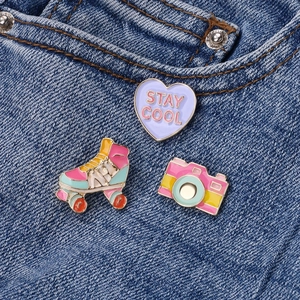 Lot de 3 broches en émail avec cœur Stay Cool, patin à roulettes et appareil photo