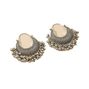Boucles d'oreilles bohèmes argentées avec motif croissant évidé et pompons perlés