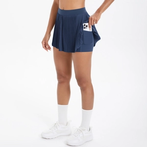 Détail d'une jupe de tennis plissée bleu marine montrant le short intégré avec poche smartphone