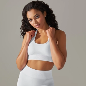Gros plan détaillé sur la maille sans couture blanche du haut et du legging de yoga