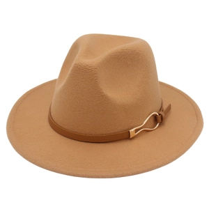 Détail d'un chapeau fedora en laine fauve avec ruban en cuir et boucle dorée