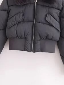 Detail der dunkelgrauen Steppjacke mit Kunstfellkragen und großen Cargo-Taschen