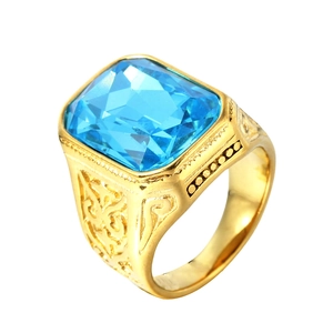 Dettaglio anello vintage dorato con pietra blu chiaro e motivi in filigrana