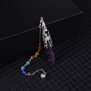 Péndulo de amatista natural con siete cuentas de chakra coloridas sobre fondo negro