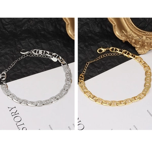 Detail of pig nose chain bracelet in gold and silver finish with lobster clasp closure